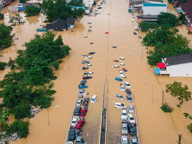 Mobil dan rumah terendam banjir di Provinsi Songkhla, Thailand selatan, Rabu 26 November 2025. Banjir besar melanda wilayah Hat Yai, Provinsi Songkhla, Thailand, pada Rabu (26/11/2025). (AP Photo/Arnun Chonmahatrakool)