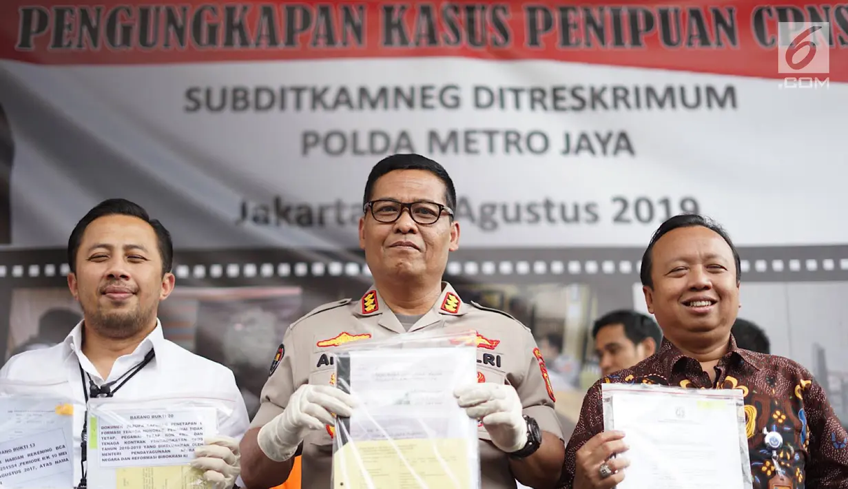 Kabid Humas Polda Metro Jaya Kombes Pol Argo Yuwono memperlihatkan barang bukti dalam jumpa pers di Jakarta, Selasa (13/8/2019). Tersangka telah melakukan aksinya selama 8 tahun sejak Juni 2010 hingga Juni 2018 dan berhasil menipu 99 korban. (Liputan6.com/Immanuel Antonius)