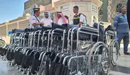 Pengurus Masjid Nabawi memberikan bantuan 15 kursi roda kepada pemerintah Indonesia melalui PPIH Arab Saudi. Kursi roda tersebut akan digunakan untuk melayani jemaah haji Indonesia, khususnya lansia saat beribadah di Masjid Nabawi, Madinah. (FOTO: MCH PPIH ARAB SAUDI 2023)