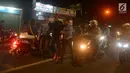 Petugas gabungan melakukan razia terhadap pengamen di kawasan Duren Sawit, Jakarta, Jumat (25/5). Razia tersebut digelar pada malam hari guna memudahkan penangkapan warga yang bekerja sebagai waria, pemulung hingga pengamen. (Merdeka.com/Imam Buhori)