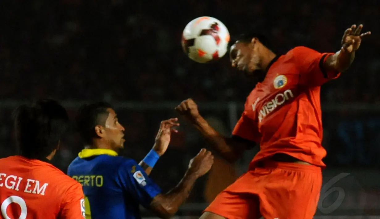 Gelandang Persija, Rohit Chand (kanan) mencoba memenangkan perebutan bola atas dari pemain Arema Cronus, Alberto Goncalves saat berlaga di Stadion GBK Jakarta, Minggu (4/5/2014). (Liputan6.com/Helmi Fithriansyah)
