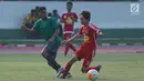 PemainTimnas Indonesia U-16 berebut bola dengan pemain Bina Mutiara di Lapangan Atang Sutresna, Jakarta, Selasa (4/7). Latih tanding ini persiapan akhir jelang Piala AFF U-15 Thailand, 9-22 Juli. (Liputan6.com/Helmi Fithriansyah)