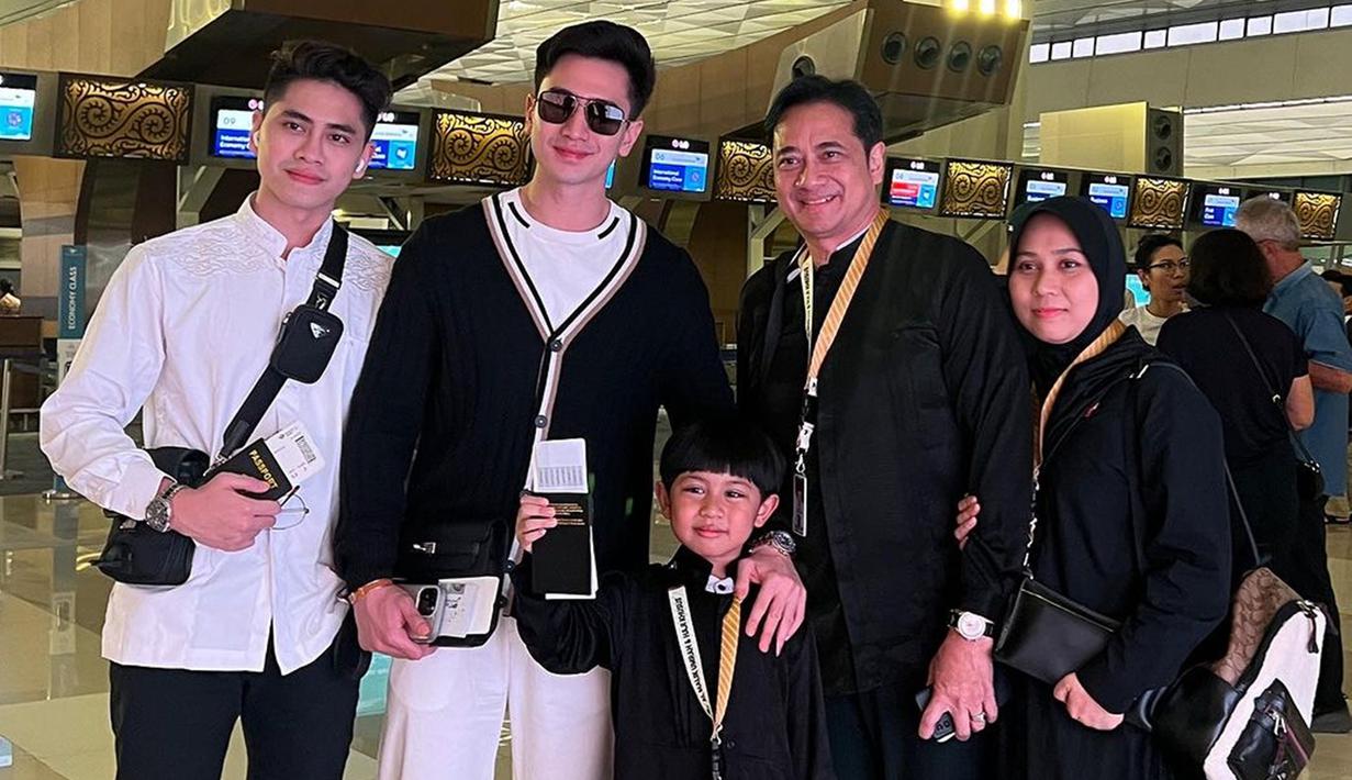 Dalam unggahan di media sosial, Verrell Bramasta tampak bertolak ke Tanah Suci bersam adik, ayah serta ibu sambungnya. Penampilan keluarga selebriti ini pun tak lepas dari perhatian netizen. (Liputan6.com/IG/@bramastavrl)
