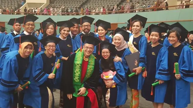 [Bintang] Wisuda S2 Ashanty