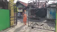 Personel PPSU membersihkan pagar Taman Belajar Asmaul Husna, Petukangan Utara dengan cairan disinfektan. (Liputan6.com/Luqman Rimadi)