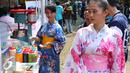 Sejumlah pengunjung menggunakan kimono pakaian budaya Jepang saat Jak-Japan Matsuri 2016 di Senayan, Jakarta, Sabtu (3/9). Festival tersebut sekaligus untuk memperingati 60 tahun hubungan diplomatik Indonesia-Jepang. (Liputan6.com/Angga Yuniar)