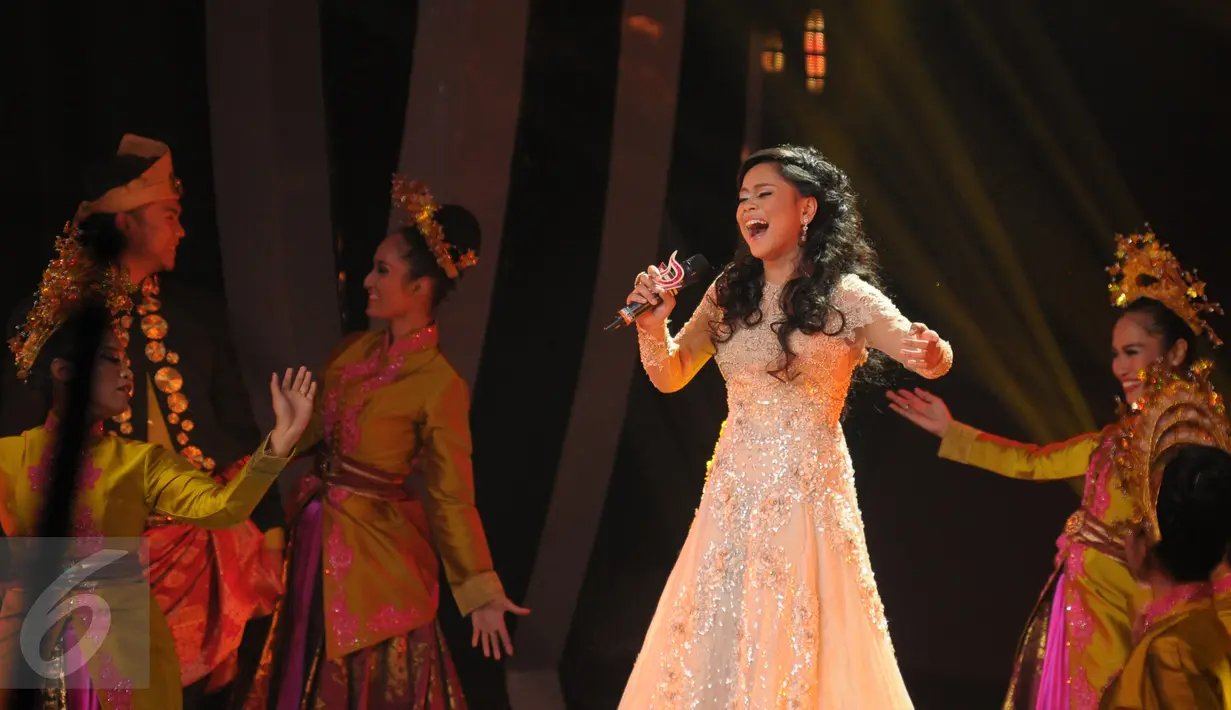Penampilan memukau Lesti, finalis asal Indonesia, dalam Grand Final D'Academy Asia 2015 Result Show di Studio 5 Indosiar, Jakarta, Selasa (29/12). (Liputan6.com/Herman Zakharia)