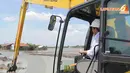Jokowi memulai pembangunan waduk dengan menjajal mengoperasikan eskavator untuk mengeruk endapan lumpur (Liputan6.com/Herman Zakharia)