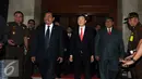 Jaksa Agung HM Prasetyo menerima kunjungan bilateral Komisioner ICAC Hongkong Mr. Simon Y.L.Peh, Jakarta, Kamis (17/3). Dalam Kunjungan bilateral tersebut membahas permasalahan korupsi yang di tangani oleh kejagung dll. (Liputan6.com/Helmi Afandi)