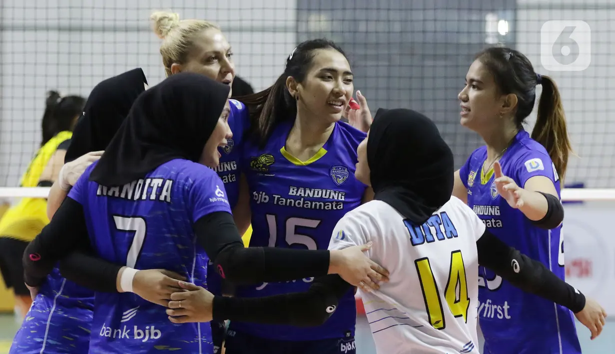 Pevoli putri Bandung BJB Tandamata saat lawan Jakarta Mandiri Popsivo Polwan dalam pertandingan PLN Mobile Proliga 2022 di Padepokan Voli Jenderal Polisi Kunarto, Sentul, Bogor, Minggu (9/1/2022). Bandung BJB Tandamata mengalahkan Jakarta Mandiri Popsivo Polwan 3-2. (Liputan6.com/Helmi Fithriansyah)