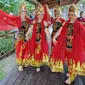 Tari Gandrung kembali mencuri perhatian. Tarian khas Banyuwangi itu tampil di perayaan HUT RI ke-77, di Moscow, Rusia. Dalam unggahan akun instagram @kndmoscow, Minggu (21/8/2022), terlihat empat penari bule dengan luwes membawakan tari gandrung lengkap dengan musik pengiring berbahasa Osing.