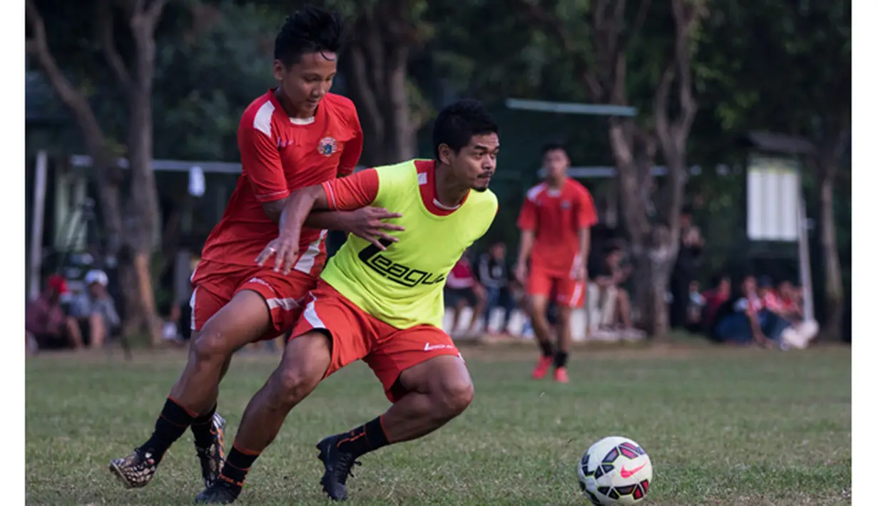 Pemain senior Persija Jakarta, Bambang Pamungkas berusaha mengontrol bola saat latihan bersama tim Macan Kemayoran jelang Piala Presiden 2015 di Lapangan Yon Zikon 14, Jakarta, Senin (24/8/2015). (Bola.com/Vitalis Yogi Trisna)