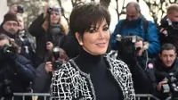 Di usia yang sudah tak muda lagi, Kris Jenner pamer tubuh seksi dalam balutan bikini. 