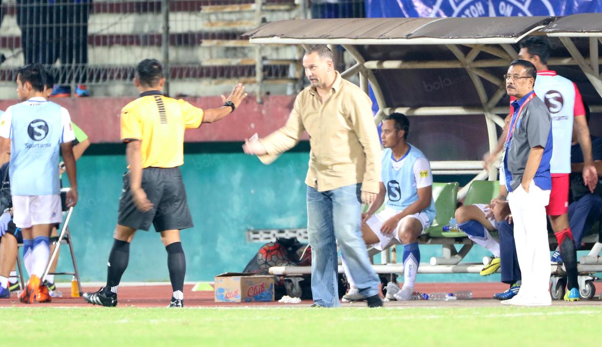 Dejan Antonic memprotes wasit saat mendampingi timnya melawan Bhayangkara Surabaya United di Stadion Gelora Delta Sidoarjo, Sabtu (11/6/2016). (Bola.com/Nicklas Hanoatubun)