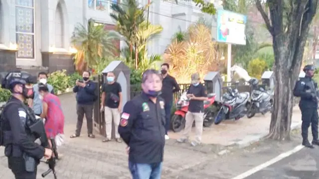 Personel Satbrimob Polda Sulut menjaga ketat Gereja Katedral Manado, Minggu (28/3/2021).