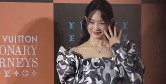 Meski sebentar lagi akan melangsung pernikahan dengan kekasihnya, Kim Woo Bin, namun Shin Min Ah masih menyempatkan diri untuk hadir di acara Louis Vuitton di tengah kesibukannya mengurus pernikahan. [@ament_official]