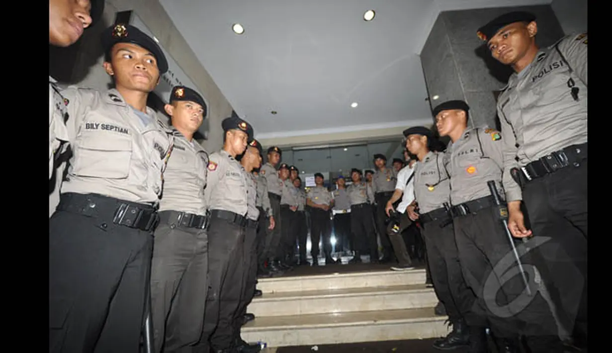 Sejumlah polisi membentuk barikade kanan kiri dan tepat di depan pintu Mabes Polri, Jakarta, Jumat (24/1/2015). (Liputan6.com/Miftahul Hayat)