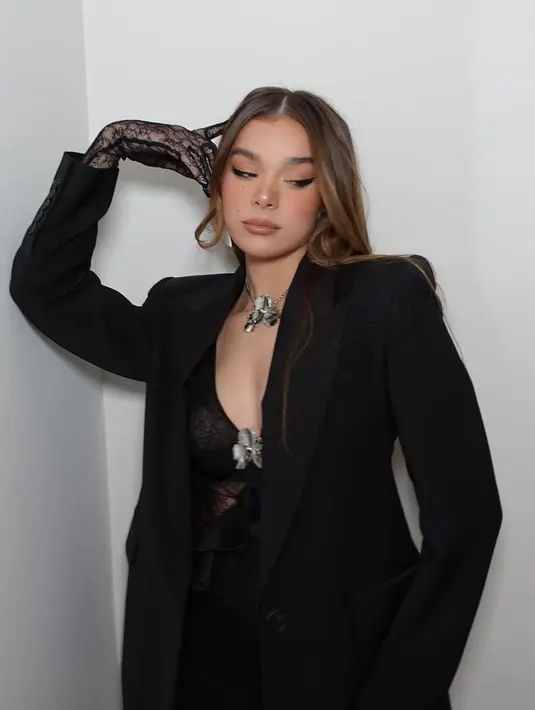 Ia pun melengkapi penampilan dengan kalung dan bross flower petals berwarna silver [instagram/haileesteinfeld]