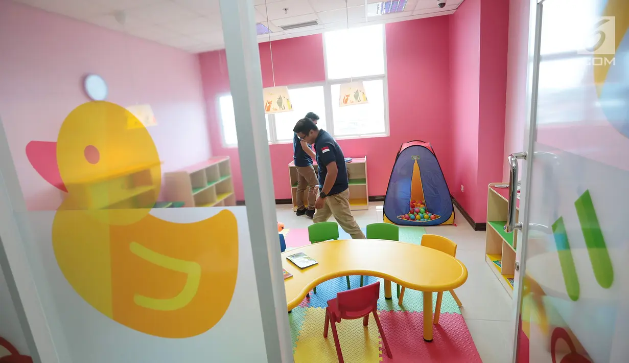 Petugas merapikan fasilitas ruang bermain anak di gedung Lembaga Perlindungan Saksi dan Korban (LPSK), Jakarta, Kamis (6/9). Fasilitas ruang anak tersebut untuk membuat rasa nyaman terhadap saksi atau korban, terutama anak. (Liputan6.com/Faizal Fanani)
