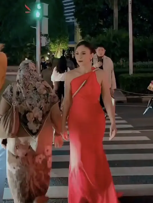 Sedangkan pada bagian depan dress memiliki aksen one shoulder dengan aksen silver hingga belakang.  [@wulanguritno]