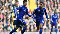 Manajer Chelsea, Jose Mourinho, memuji penampilan apik Eden Hazard dalam laga kontra Tottenham Hotspur di White Hart Lane, Minggu (29/11/2015) malam WIB. (AFP/BEN STANSALL)