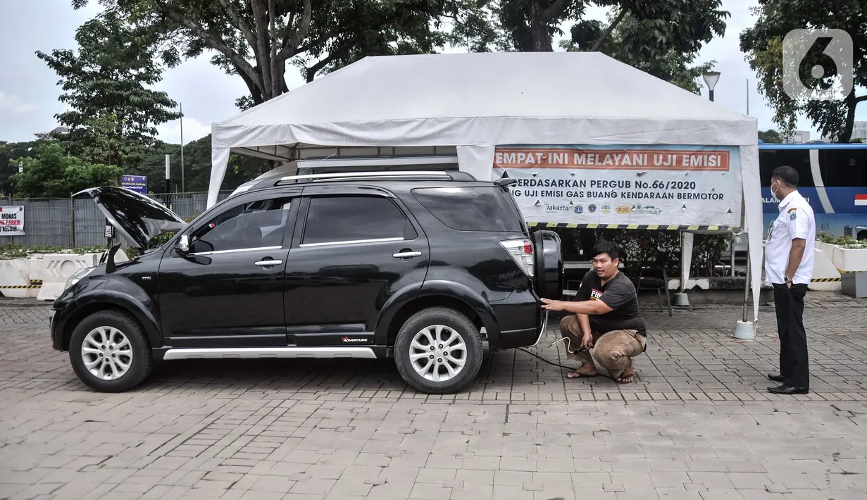 Petugas melakukan uji emisi mobil milik warga di IRTI Monas, Jakarta, Rabu (15/2/2023). Pemerintah Provinsi DKI Jakarta melalui Dinas Lingkungan Hidup dan Dinas Perhubungan mulai menerapkan tarif disinsentif (tarif parkir tertinggi) di 11 lahan parkir bagi mobil yang tidak lolos uji emisi. (merdeka.com/Iqbal S. Nugroho)