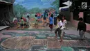 Anak-anak bermain di sekitar mural 3D atau 3 dimensi  yang menghiasi Kampung Pekayon Jaya, Bekasi, Kamis (14/6). Kampung 3D ini hadir atas kepedulian seniman Bekasi terhadap lingkungan dengan kondisi kumuh. (Merdeka.com/ Iqbal S. Nugroho)
