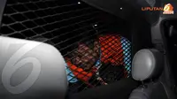 Tersangka kasus korupsi pengadaan SKRT Anggoro Widjojo langsung masuk ke dalam mobil tahanan KPK yang akan membawanya menuju Rutan Guntur Jakarta (Liputan6.com/Helmi Fithriansyah)