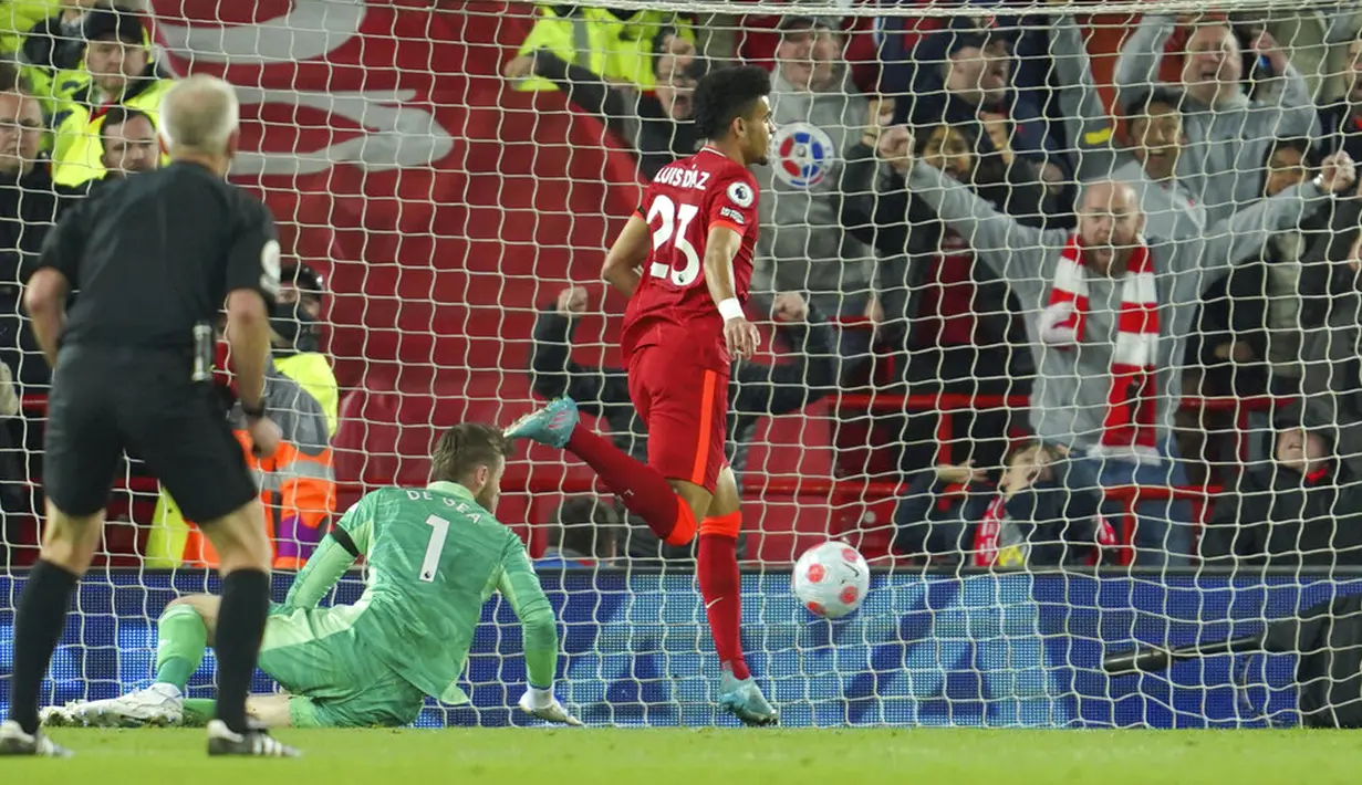Pemain Liverpool Luis Diaz (kanan) merayakan gol ke gawang Manchester United yang dianulir karena offside pada pertandingan sepak bola Liga Inggris di Stadion Anfield, Liverpool, Inggris, 19 April 2022. Liverpool menang 4-0. (AP Photo/Jon Super)