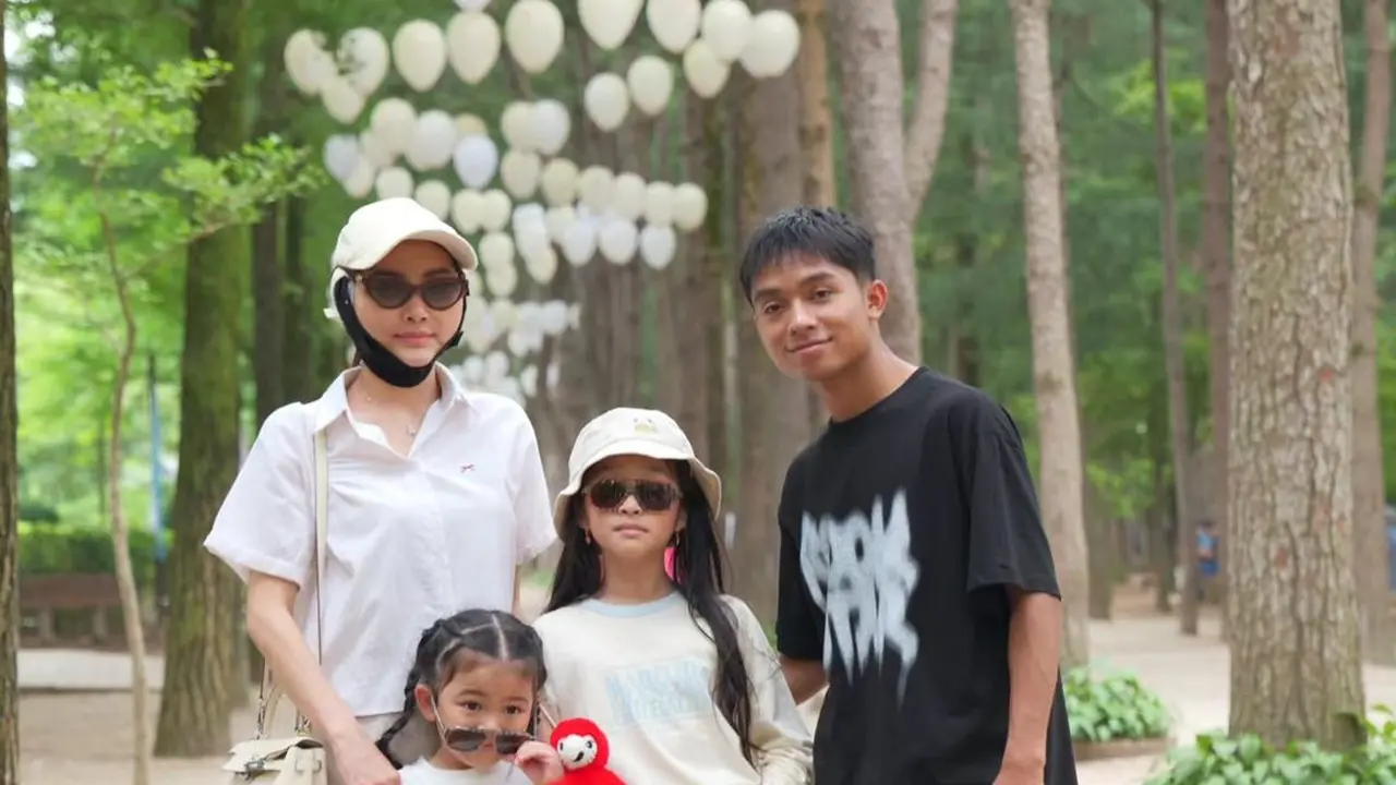 Potret Sarwendah liburan bersama keluarga ke Korea dengan wajah pasca operasi (Sumber: Instagram/@sarwendah29)