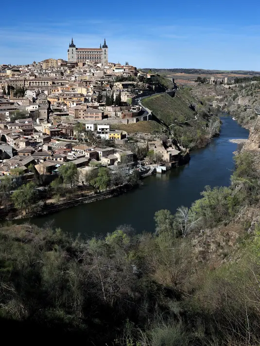 Toledo merupakan kota cantik yang berjarak 70 kilometer di arah barat daya ibu kota Spanyol, Madrid. (Photo by Thomas COEX / AFP)