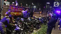 Petugas gabungan bersiap membawa motor pelanggar protokol kesehatan COVID-19 pada patroli penegakkan di Jalan Veteran, Jakarta Pusat, Sabtu (26/12/2020). Dalam kegiatan itu, sejumlah pemuda diamankan untuk dilakukan Rapid Test secara massal dan sanksi menyapu. (Liputan6.com/Herman Zakharia)