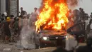 Para Imigran membakar mobil di lokasi bentrokan dekat Fnideq, di perbatasan Maroko-Spanyol, Jumat, 31 Juli 2026. (AFP/  Abdel Majid Bziouat)