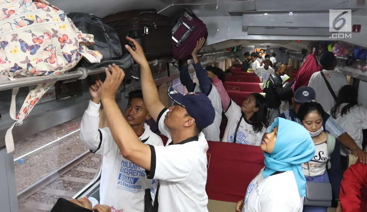 Peserta mudik gratis PT KAI menaruh barang di kereta Brantas Lebaran di Stasiun Senen, Jakarta, Selasa (5/6). Masyarakat dapat mendaftar offline dengan langsung datang ke kantor PT KA Pariwisata di Stasiun Gambir. (Liputan6.com/Angga Yuniar)