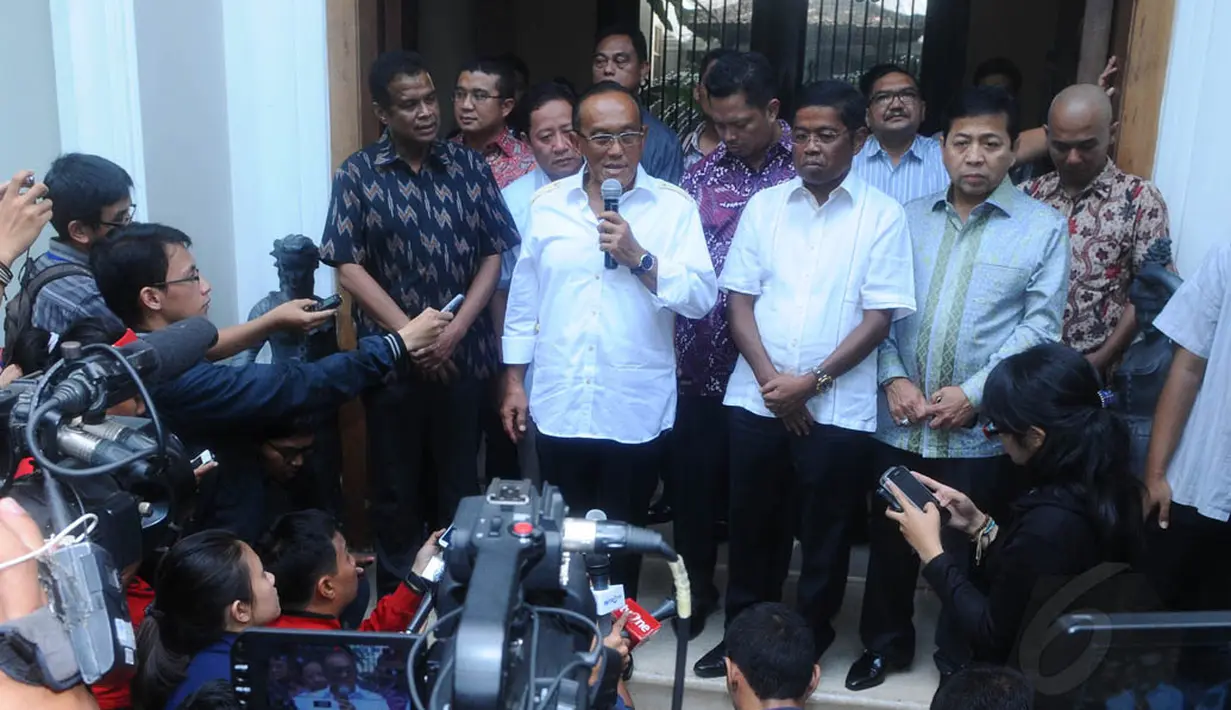 Pertemuan tertutup sekitar pukul 12.40 ini membahas kemungkinan koalisi Golkar-Gerindra dalam Pilpres 9 Juli mendatang, Selasa (29/4/14). (Liputan6.com/Andrian M. Tunay)