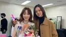 Hyeri juga beberapa kali pernah memamerkan potret dirinya bersama Taeyeon Girls Generation. Lihat di sini, Hyeri berpose memberikan bunga untuk Taeyeon mengenakan turtleneck hitam yang ditumpuknya dengan long coat cokelat. [Foto: Instagram/hyeri_0609]