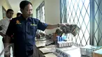 Petugas menunjukan sejumlah barang bukti yang berhasil disita dari penggerebekan rumah yang dijadikan pabrik obat palsu di Bogor saat rilis kasus di Mabes Polri, Jakarta, Jumat (6/11). (Liputan6.com/Gempur M Surya)