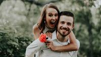 Ilustrasi pasangan cinta, bahagia. (Photo by Carly Rae Hobbins on Unsplash)