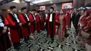 Namun, suasana di Gedung Mahkamah Konstitusi mendadak berubah menjadi kepanikan. Mantan Ketua Mahkamah Konstitusi, Tampak dalam foto, Anwar Usman (tengah) saat mengikuti prosesi wisuda purnabakti di Ruang Sidang Mahkamah Konstitusi (MK), Jakarta, Senin (13/4/2026). (Kapanlagi.com/Budy Santoso)