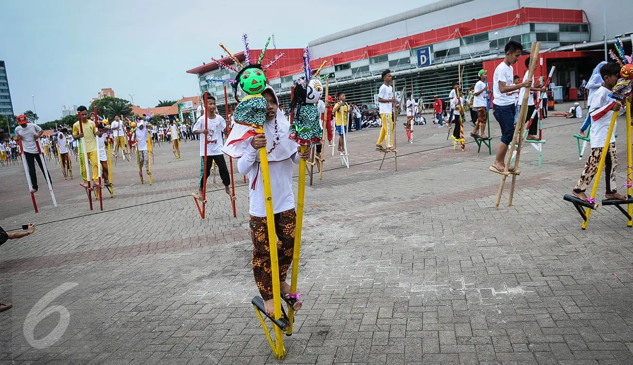 Antusias sejumlah anak memecahkan rekor dunia egrang dalam rangkaian penyelenggaraan TAFISA World Games 2016 di Kemayoran, Jakarta, Sabtu (8/10). Peserta harus menempuh 100 meter dengan egrangnya dan tak boleh menyentuh tanah. (Liputan6.com/Faizal Fanani)