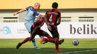 Penyerang Persela Lamongan, Ivan Carlos Coelho (kiri) mencetak gol pertama timnya saat melawan Persipura Jayapura dalam laga pekan kedua BRI Liga 1 2021/2022 di Stadion Wibawa Mukti, Cikarang, Jumat (10/09/2021). (Foto: Bola.com/Bagaskara Lazuardi)
