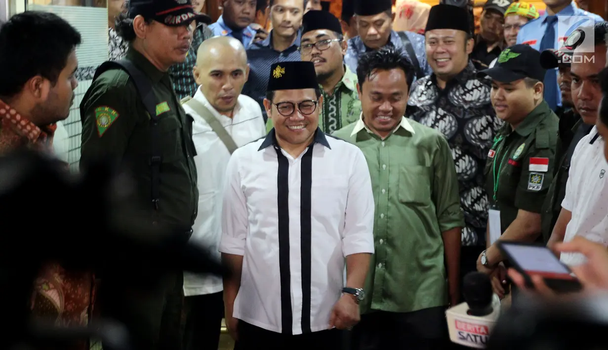 Wakil Ketua MPR Muhaimin Iskandar atau Cak Imin usai menghadiri Parlemen Santri Angkatan IV F-PKB MPR RI, Jakarta, Kamis (19/4). Para santri mendapat pemahaman demokrasi dan parlemen. (Liputan6.com/Johan Tallo)
