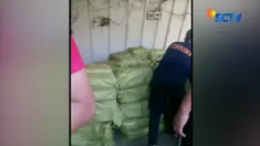 Dibantu anjing pelacak, petugas menemukan tempat penyimpan sabu-sabu yang diletakkan di tumpukan jaring ketam atau tali besar di dalam kapal.