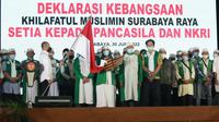 Kapolda Jatim, Irjen Pol Nico Afinta (tengah) bersama seluruh anggota Khilafatul Muslimin foto bersama usai acara deklarasi setia Pancasila dan NKRI. (Dian Kurniawan/Liputan6.com)