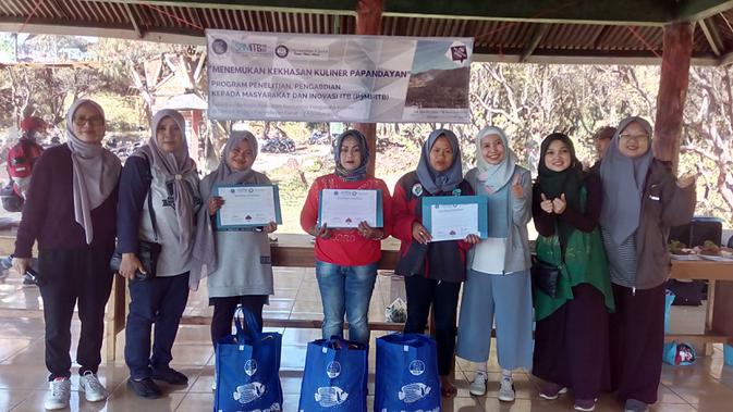 Para pedagang TWA Gunung Papandayan, tengah menerima beberapa penghargaan dalam Sayembara Sambal Goyang Inul Khas Papandanyan (Liputan6.com/Jayadi Supriadin)