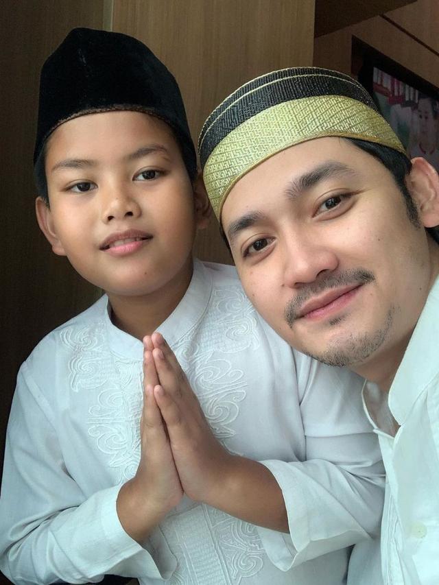 Momen Angga Wijaya Bareng Anak Angkat Dewi Perssik (sumber: instagram/instagram.com/anggawijaya88)