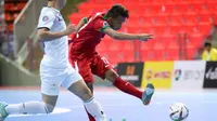 Penggawa Timnas Futsal Indonesia U-20, Andriansyah Runtuboy melepaskan tembakan ke gawang Tajikistan. Dalam laga ini, Timnas Futsal Indonesia U-20 menang 5-3 atas Tajikistan pada laga pembuka Grup B Piala Asia Futsal U-20, Selasa (16/5/2017). (AFC) 