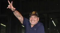 Legenda sepak bola, Diego Maradona, menyapa fans saat tiba di Bandara Netaji Subhas Chandra Bose, Kolkata, Minggu (10/12/2017). Kunjungan ini dilakukan pria asal Argentina itu dalam rangkaian liburan. (AFP/Stringer)