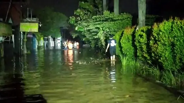 Banjir di kawasan Bojongkulur, Kecamatan Gunungputri, Kabupaten Bogor, Sabtu malam (24/10/2020).