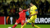 Aksi Joe Allen (kiri) saat membela Liverpool bersua Villarreal, pada Leg 1 Semifinal Liga Europa, di Estadio El Madrigal (28/4/2016). Kubu Celtic FC merayu Allen agar bergabung dengan mereka musim depan.  (EPA/JUan Carlos Cardenas)